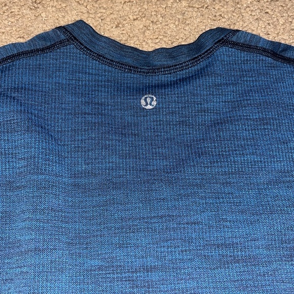Lululemon Metal Vent Tech Short Sleeve V Neck Shirt Deep Navy Blue Red Ombre XL - Picture 7 of 8